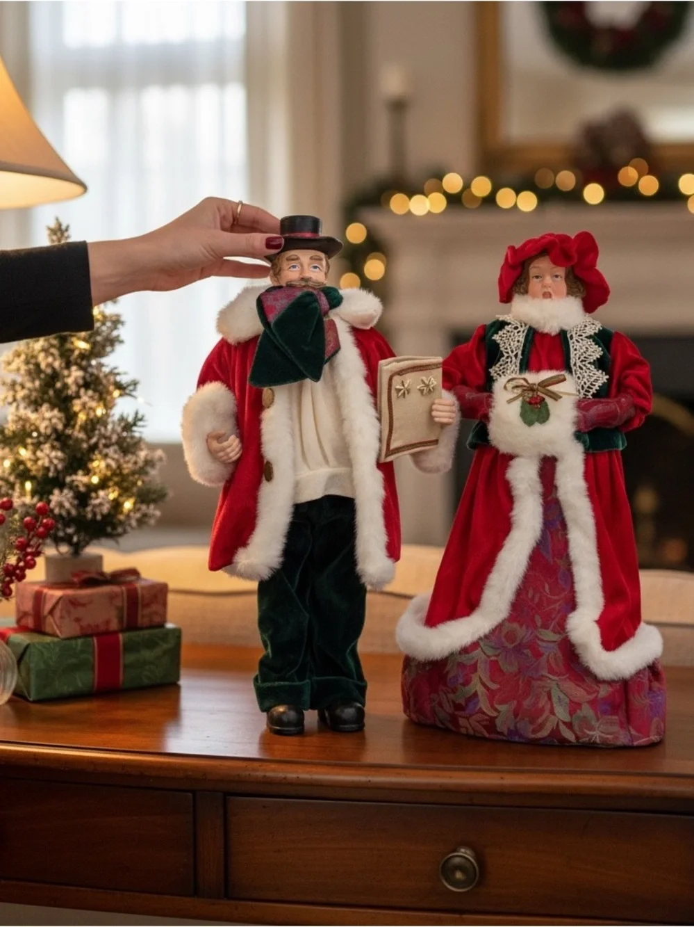 RARE Vintage Festive Holiday Caroler Figurines Man & Woman in Red/Green EUC